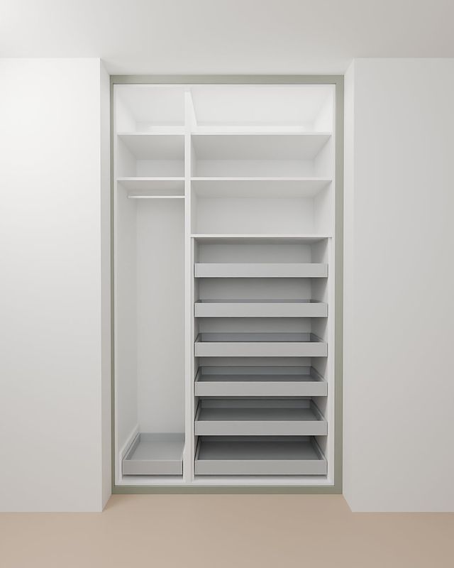 Render wnętrza szafy: po lewej drążek i półki, po prawej sześć wysuwanych tacek na buty, u góry nadstawka